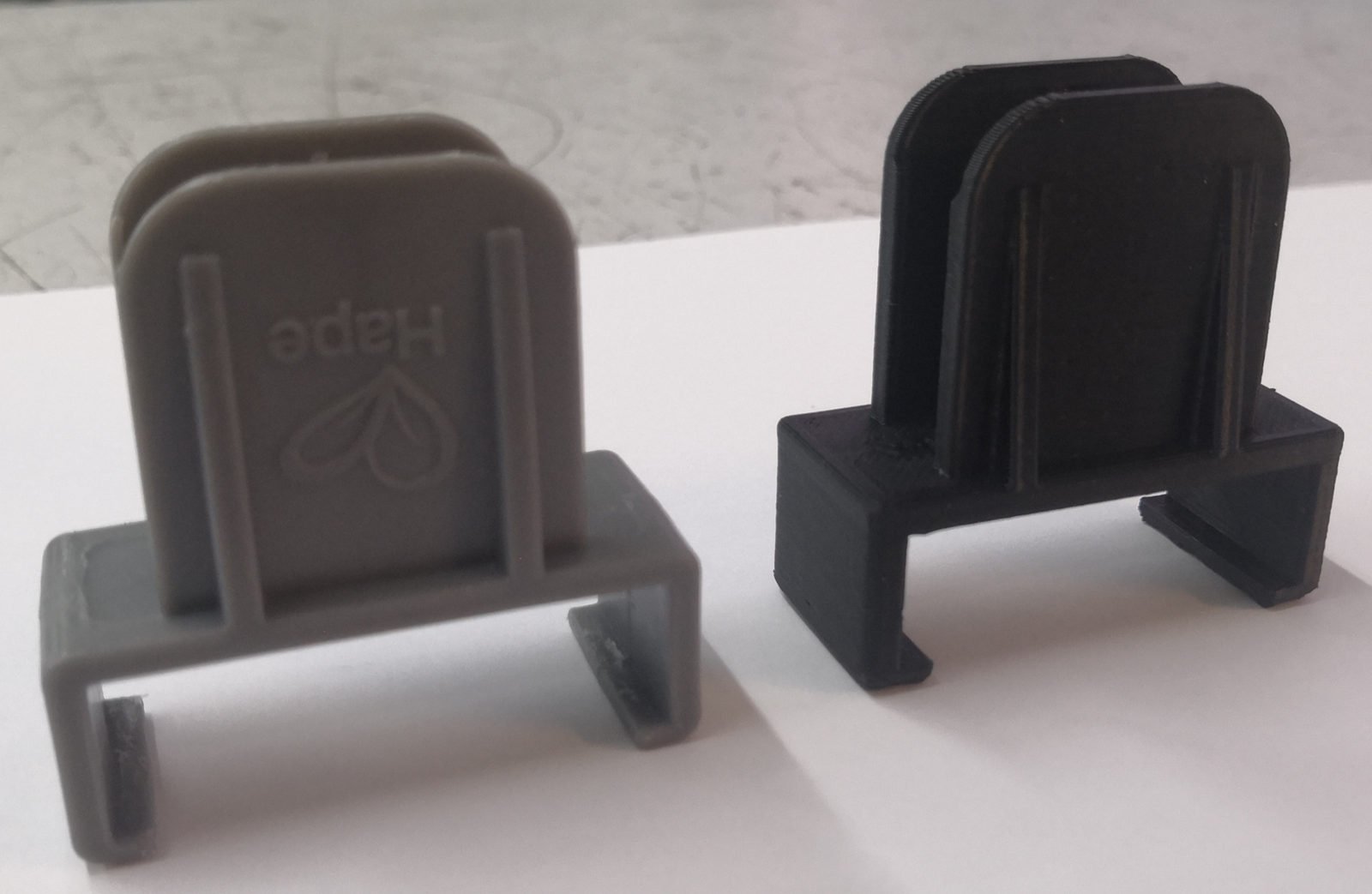 Originalbauteil neben dem nachkonstruierten 3D-gedruckten Bauteil